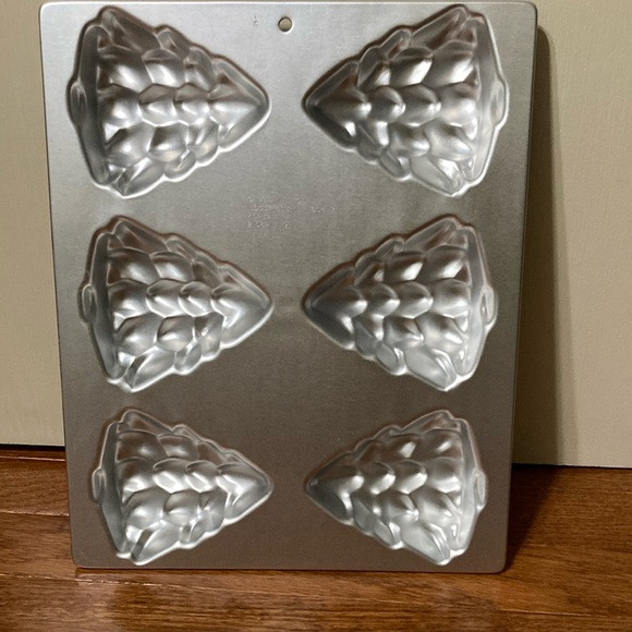 Wilton  1984 - MINI CHRISTMAS TREE BAKING PAN - Picture 3 of 13